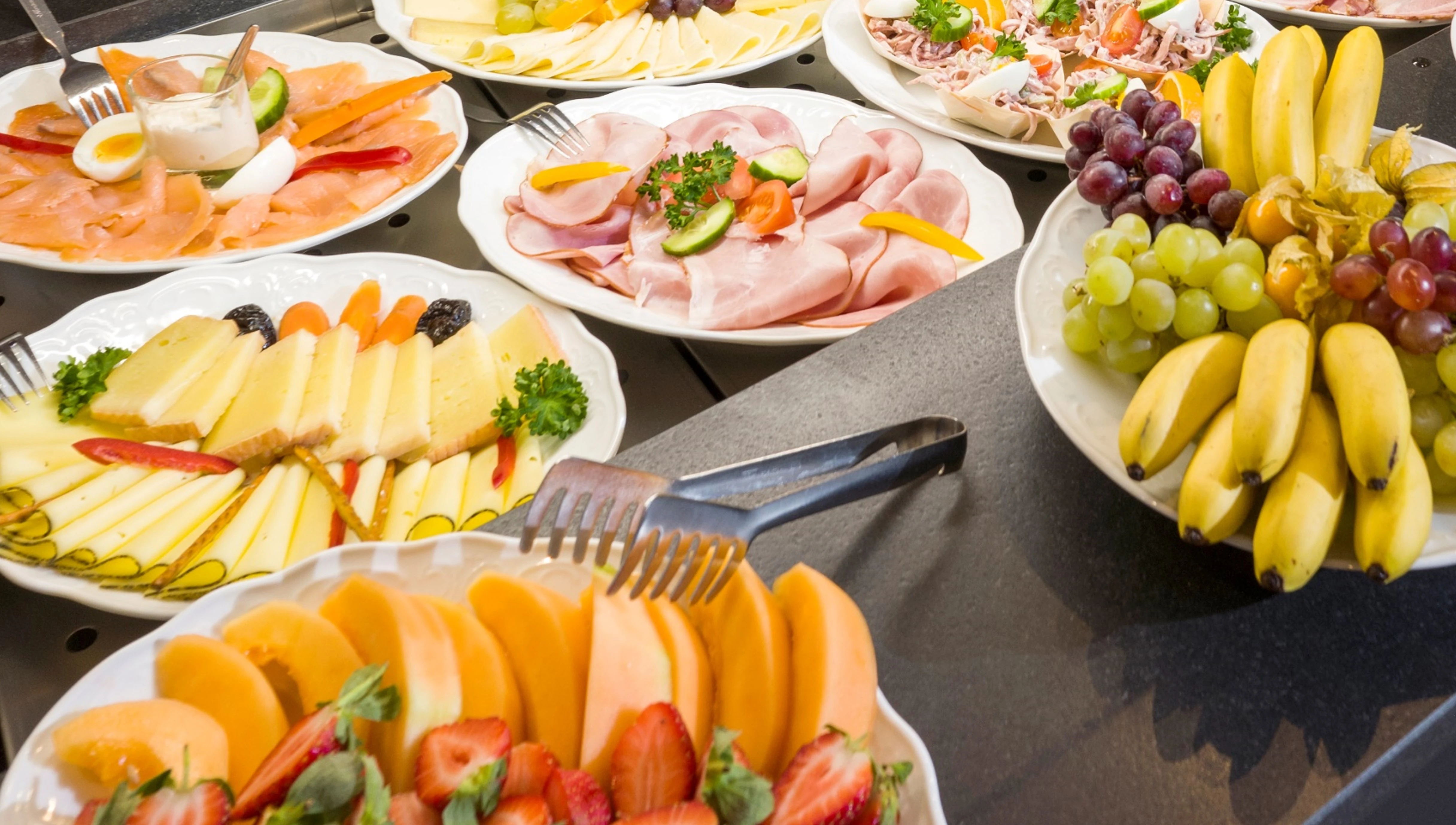 Fruit en zuivelproducten bij het ontbijt